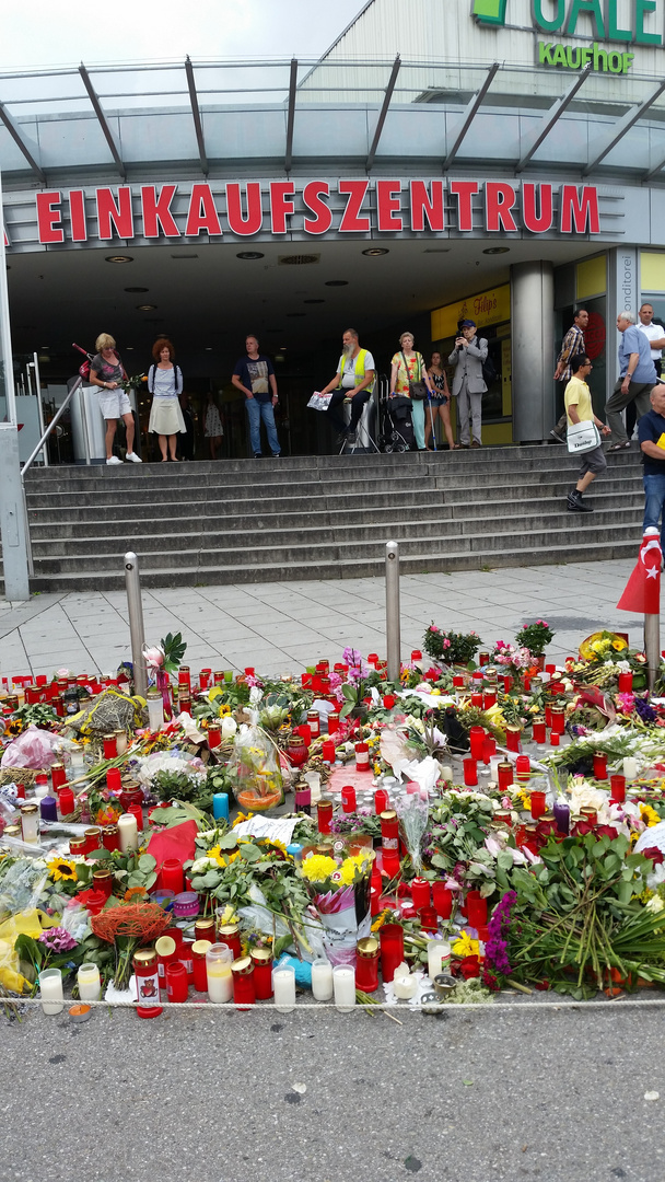 gedenken an die Toten vom Attentat am OEZ in München