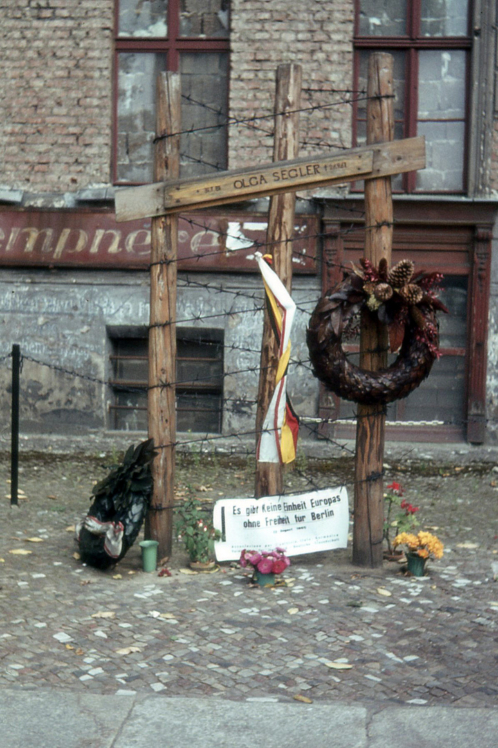 Gedenkkreuz an der Mauer Bernauer Straße