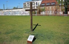 Gedenkkreuz auf dem Sophienfriedhof