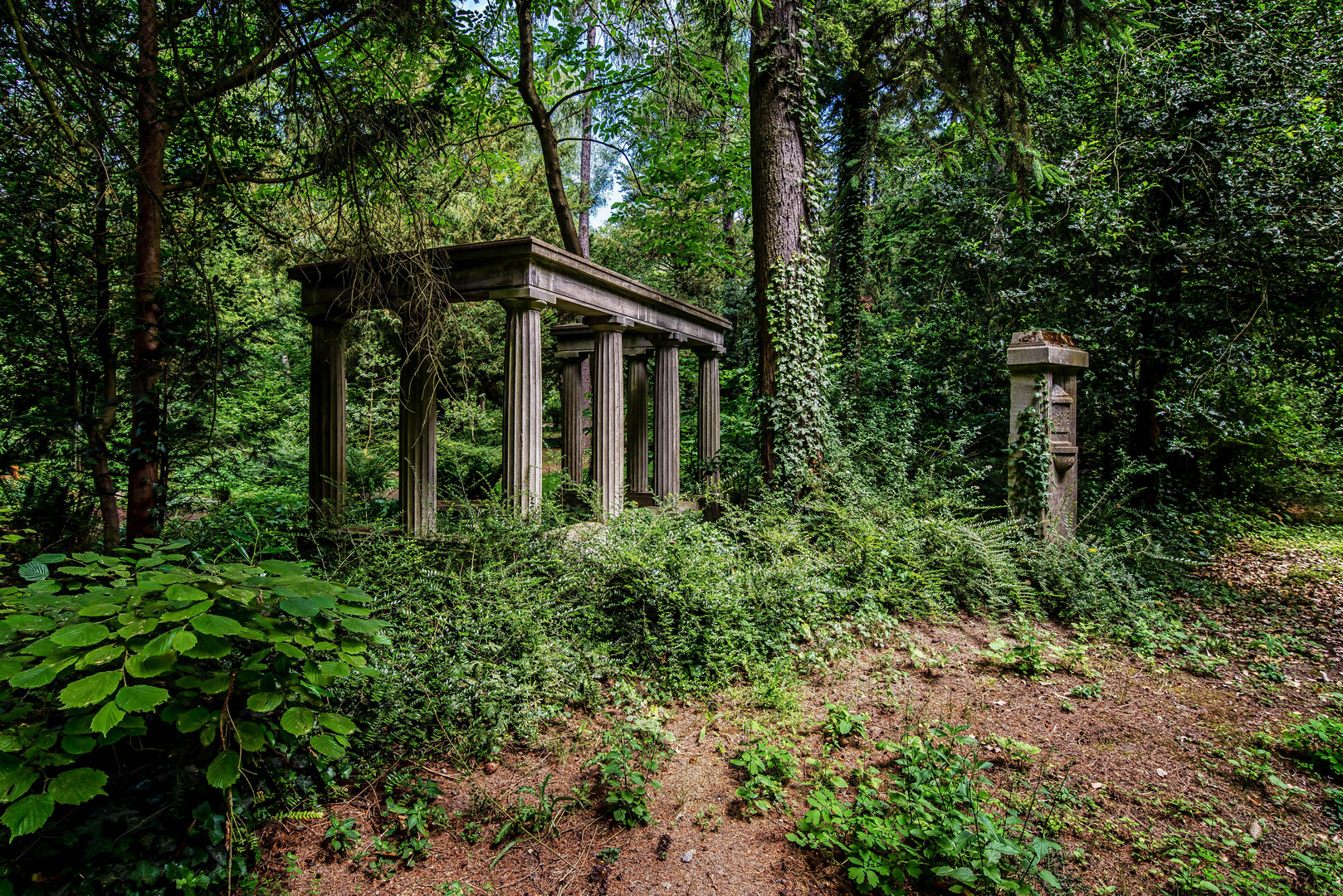 Gedenkstätte im Wald