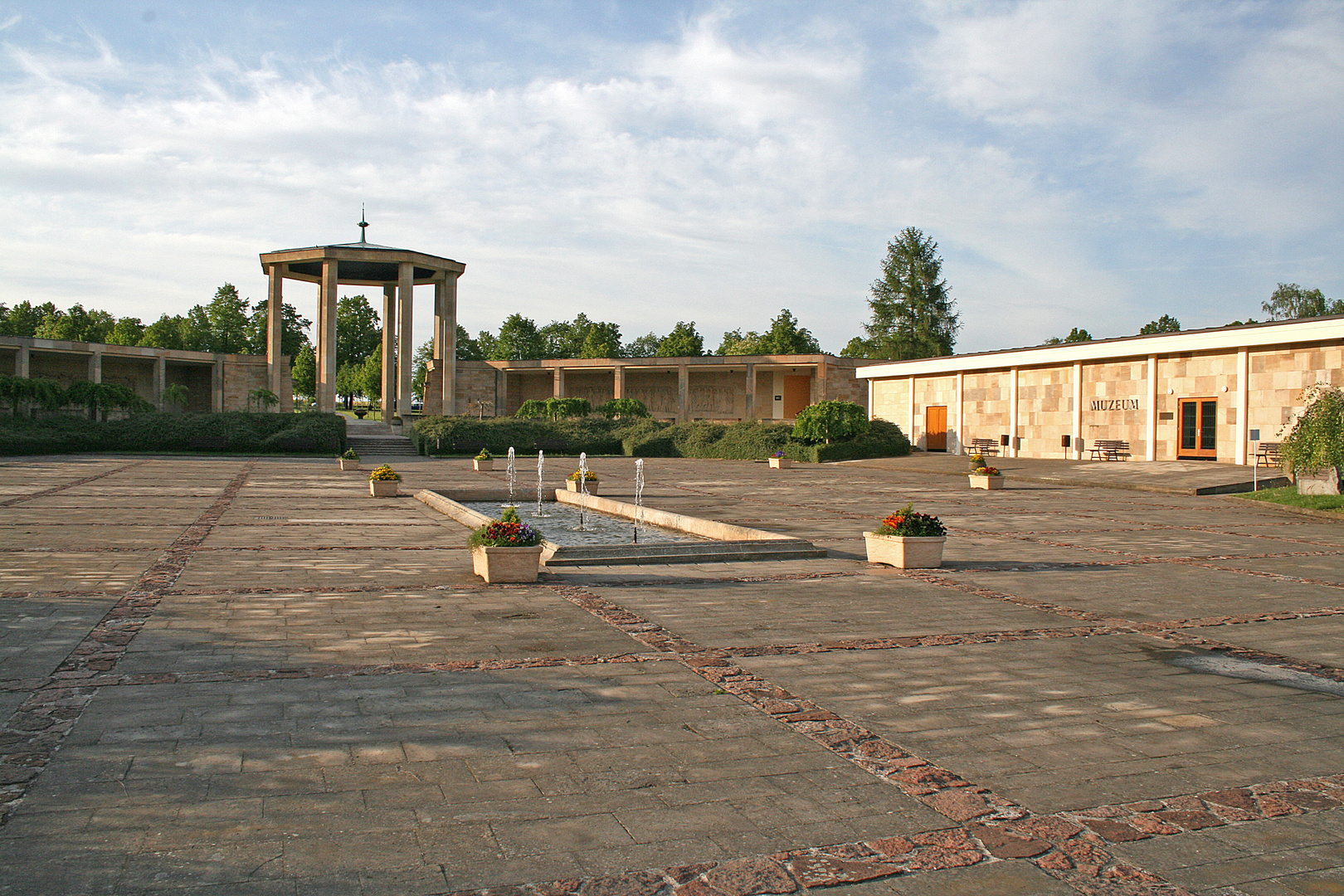 Gedenkstätte in Lidice (CZ), mit Museum im rechten Teil des Bildes.