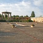 Gedenkstätte in Lidice (CZ), mit Museum im rechten Teil des Bildes.