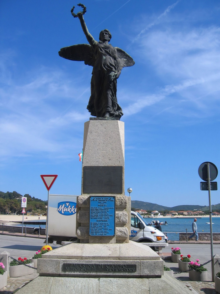 Gedenkstatue in Marina di Campo