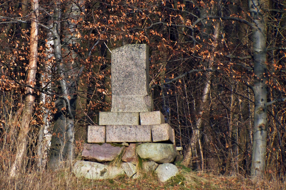 Gedenkstein am Wald