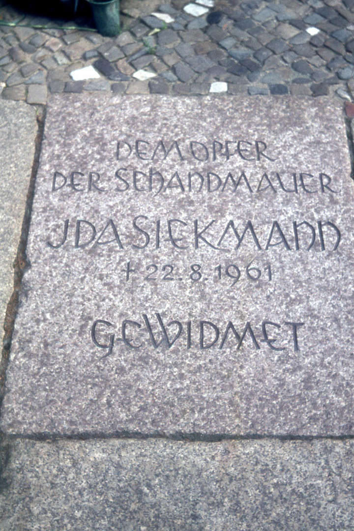 Gedenkstein an der Berliner Mauer