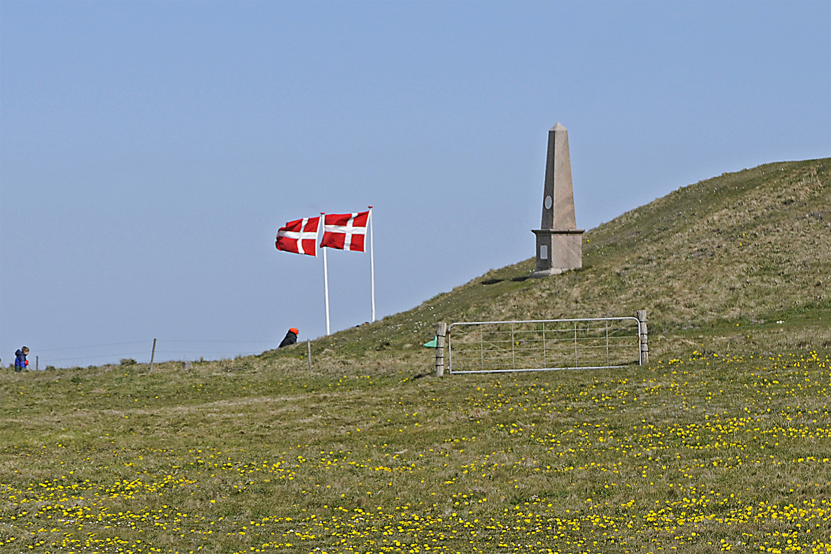 Gedenkstein vor dem Leuchtturm Bovbjerg Fyr bei Ferring in Midtjylland (DK)