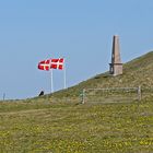 Gedenkstein vor dem Leuchtturm Bovbjerg Fyr bei Ferring in Midtjylland (DK)