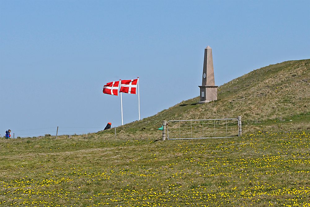 Gedenkstein vor dem Leuchtturm Bovbjerg Fyr bei Ferring in Midtjylland (DK)