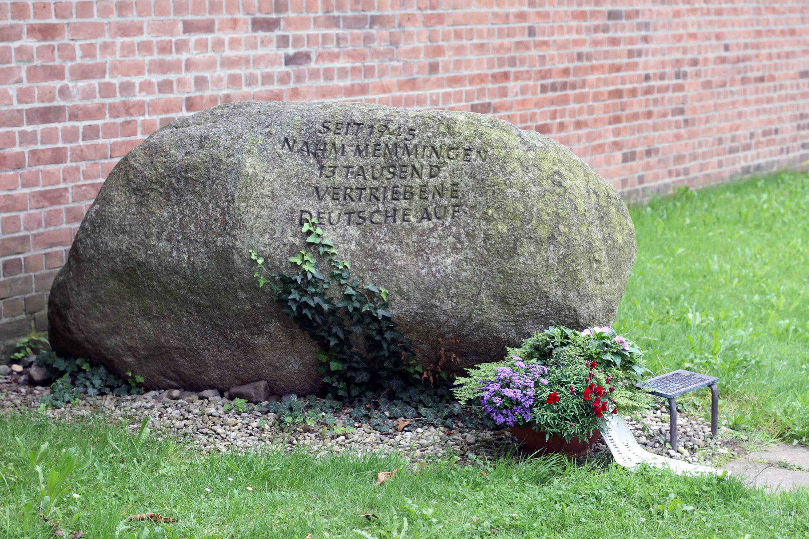 Gedenkstein vor der Memminger Stadthalle