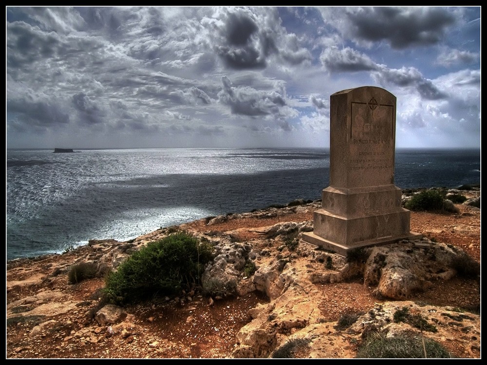 Gedenkstein zwischen den Tempeln Hagar Qim & Mnajdra-Malta  -Ö-