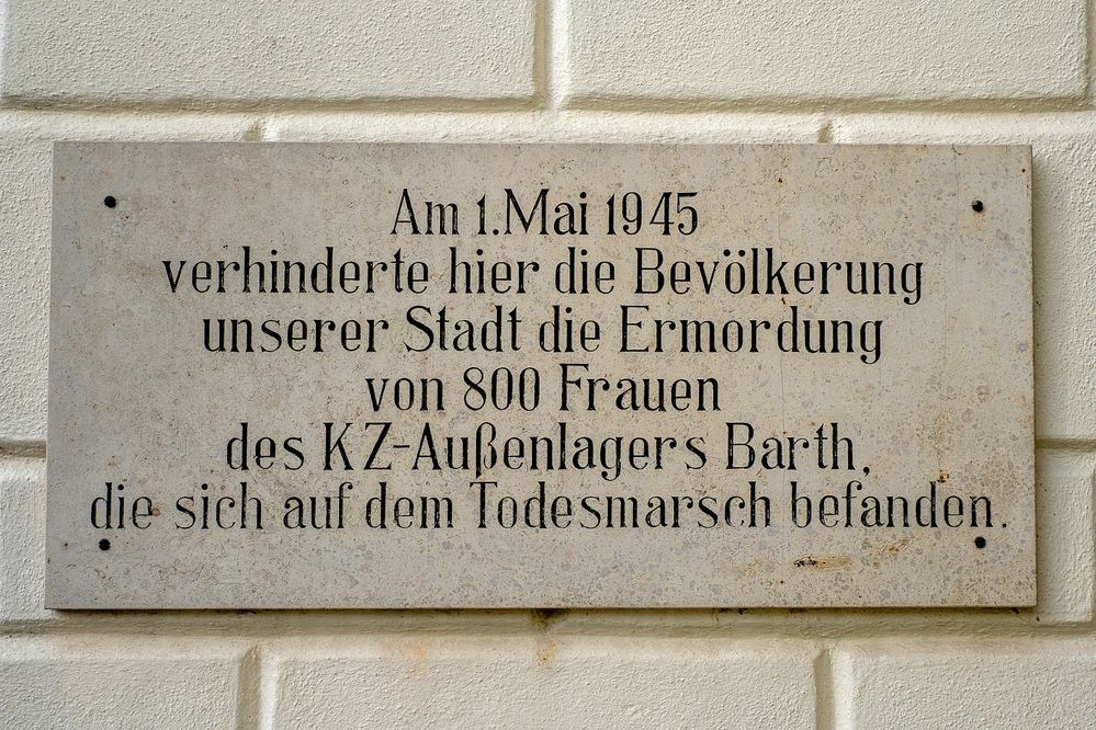 Gedenktafel in Ribnitz erinnert an Todesmarsch von 1945