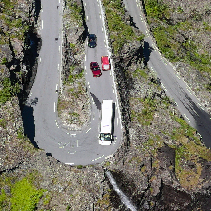 Gedränge auf dem Weg zum Trollstigen.