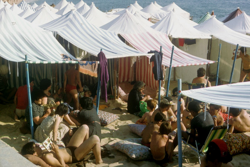 Gedränge und typische Zelte am Strand von Nazaré