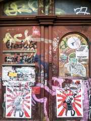 GEDULD + FLEISS Tuer mit Graffitti