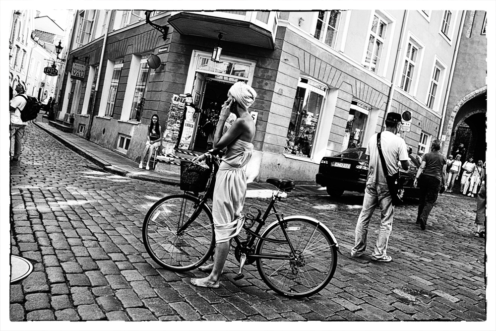 geduscht, telefonierend und barfuß mit dem Fahrrad zum Einkaufen ...