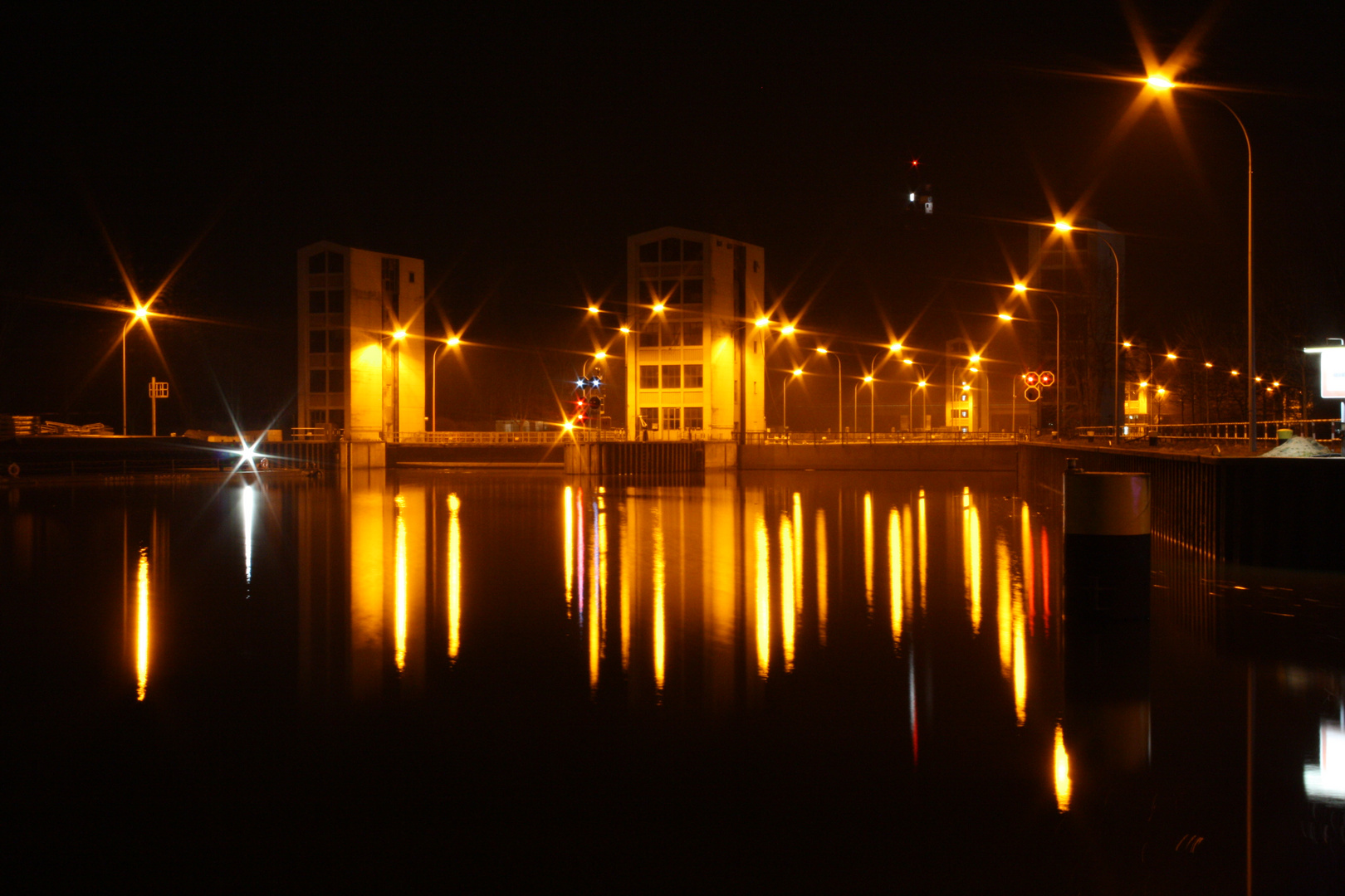 Geesthachter Schleuse bei Nacht