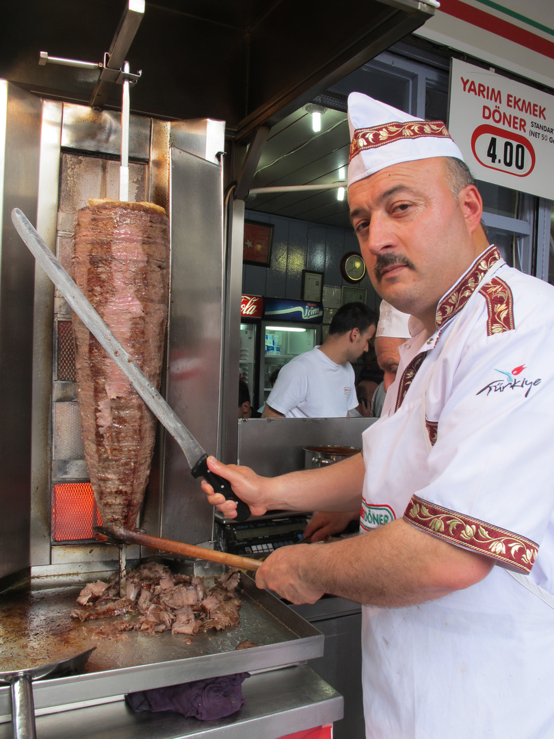 Gefährlich langes Messer. Einen Döner bitte.