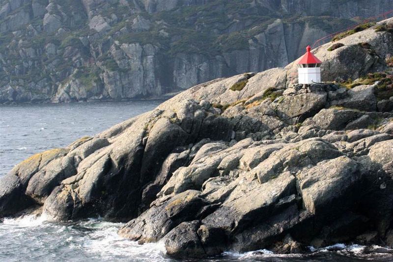 GEFÄHRLICHE KLIPPEN AM FJORD