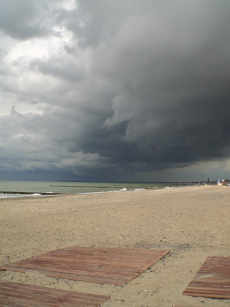 gefährliche Wolkenberge über Warnemünde