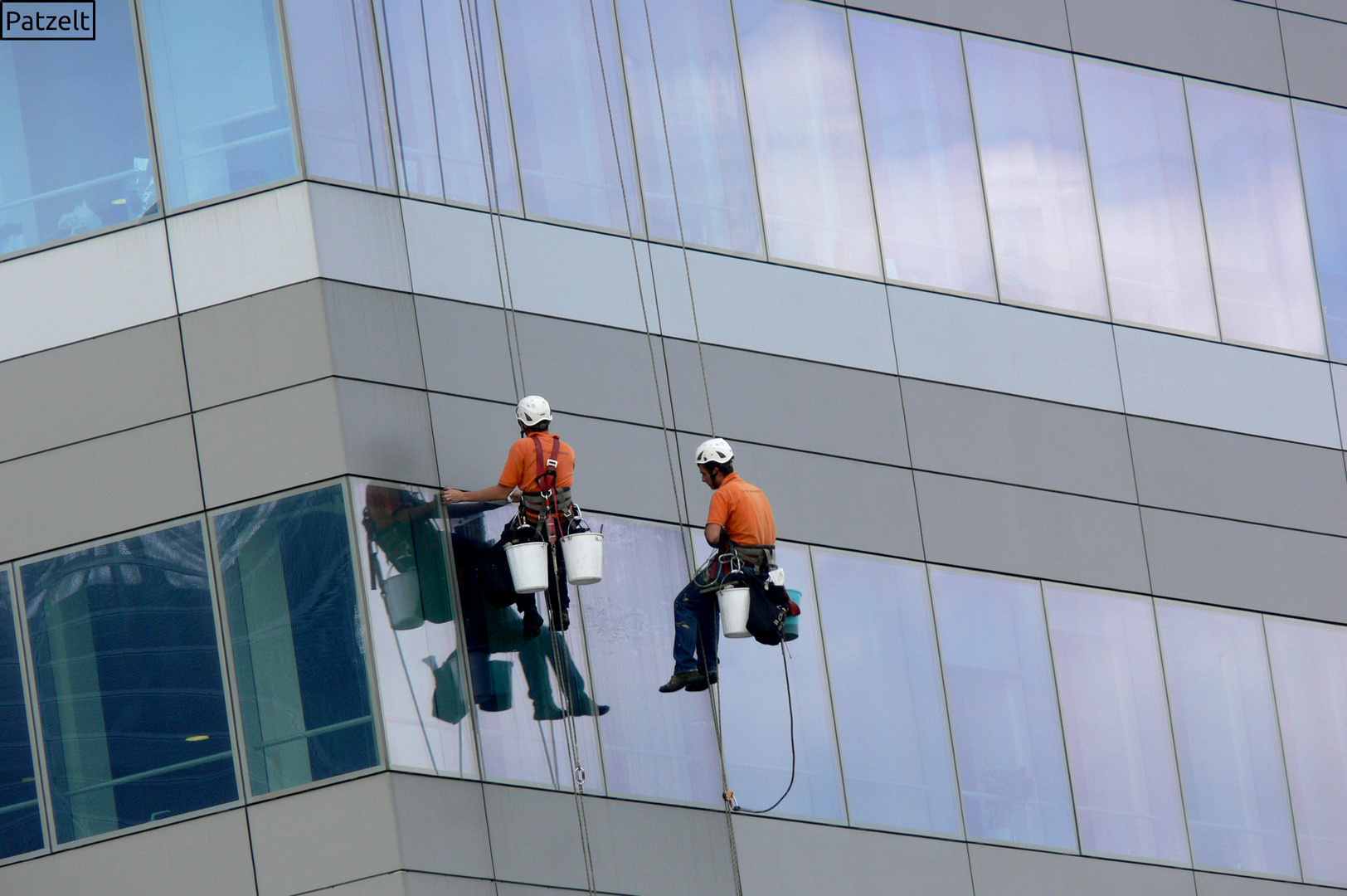 Gefährlicher Job mit schöner, denkbarer Aussicht auf die Stadt