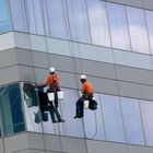 Gefährlicher Job mit schöner, denkbarer Aussicht auf die Stadt