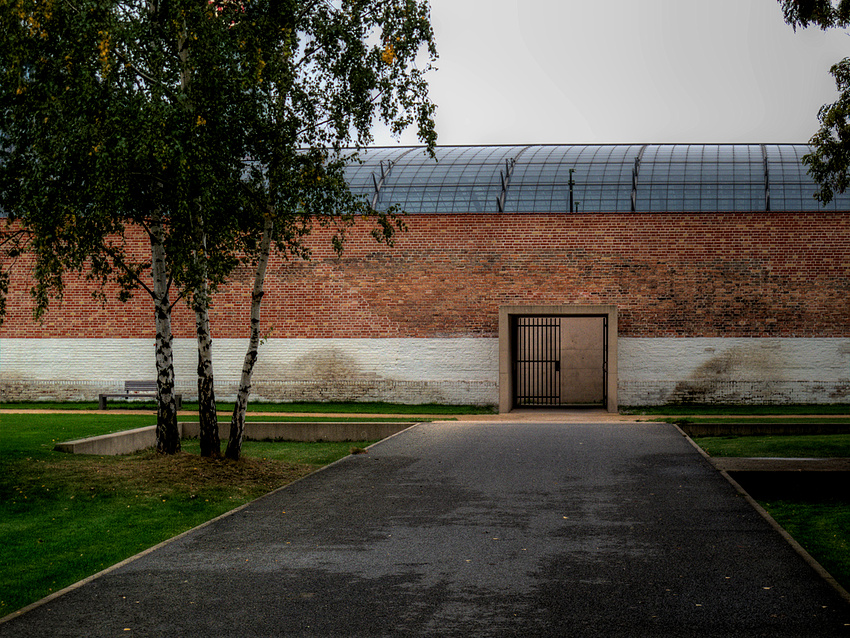 Gefängnismauer mit Bahnhofsdach