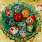 Gefärbte Eier im Osternest letztes Jahr - Frohe Ostern 2024 
