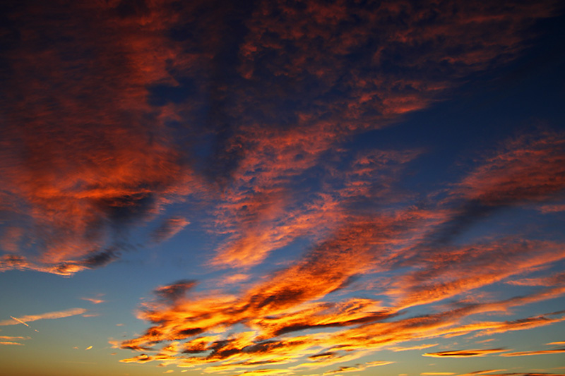 gefärbter Wolkenhimmel am Abend