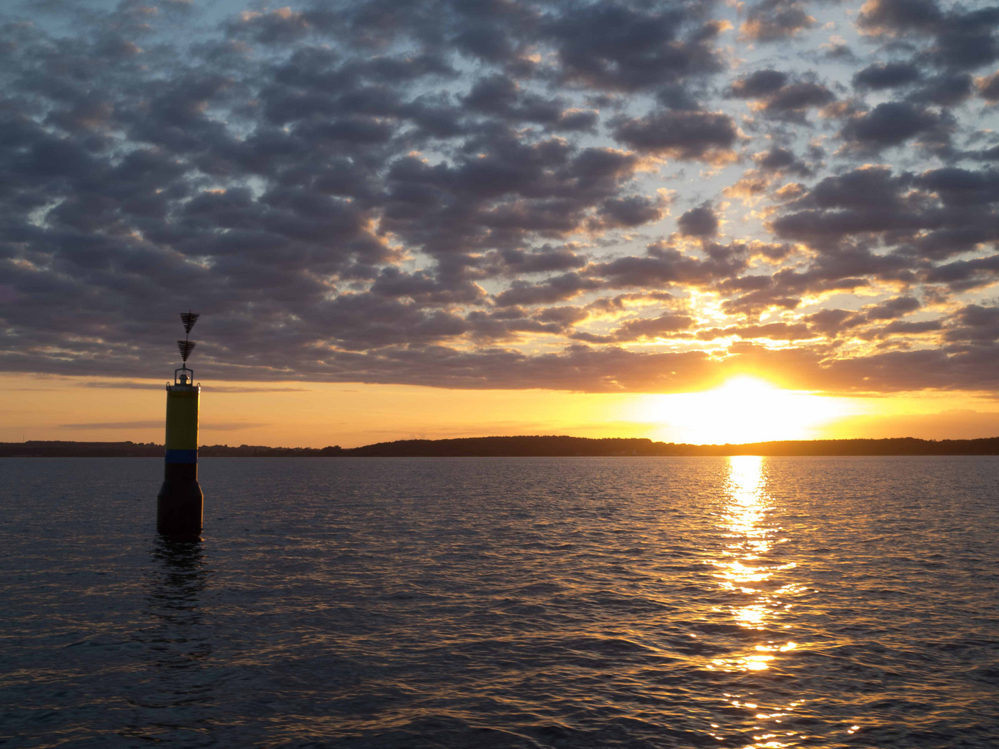 Gefahrentonne im Sonnenuntergang