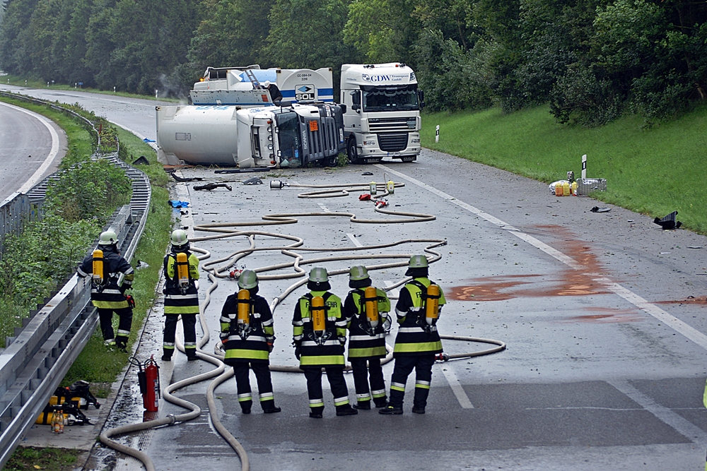 Gefahrguttransporter auf der Seite