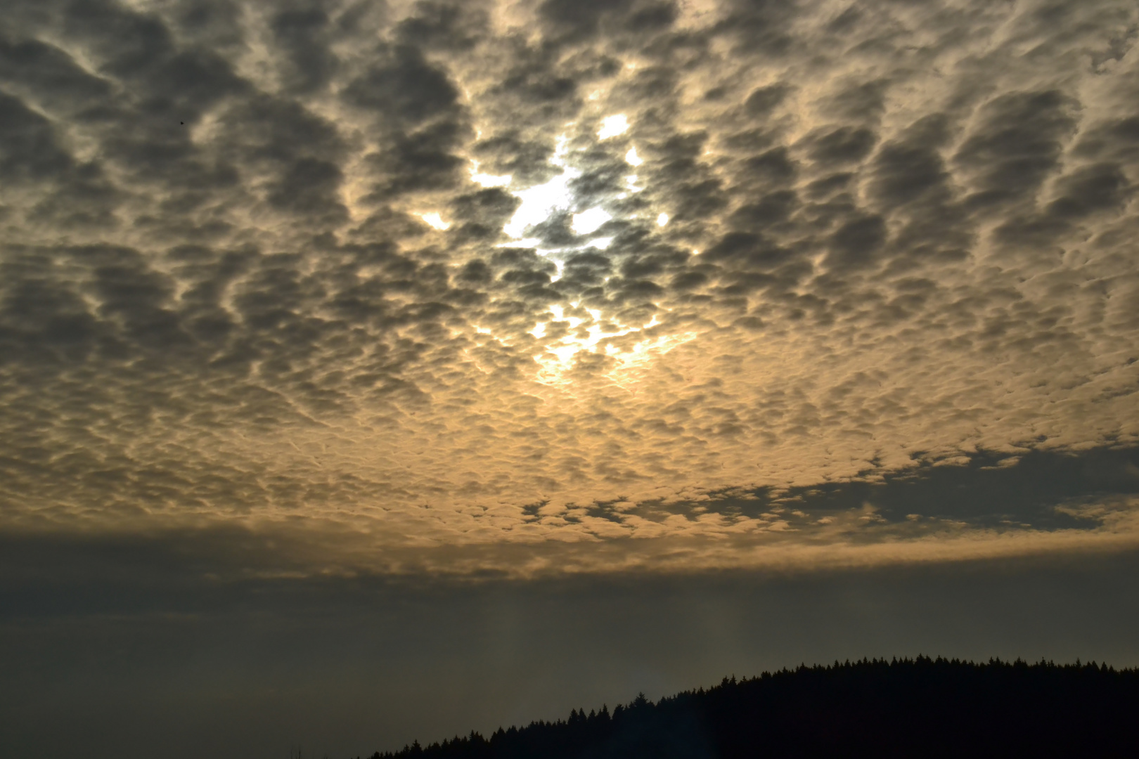 gefleckter Morgenhimmel