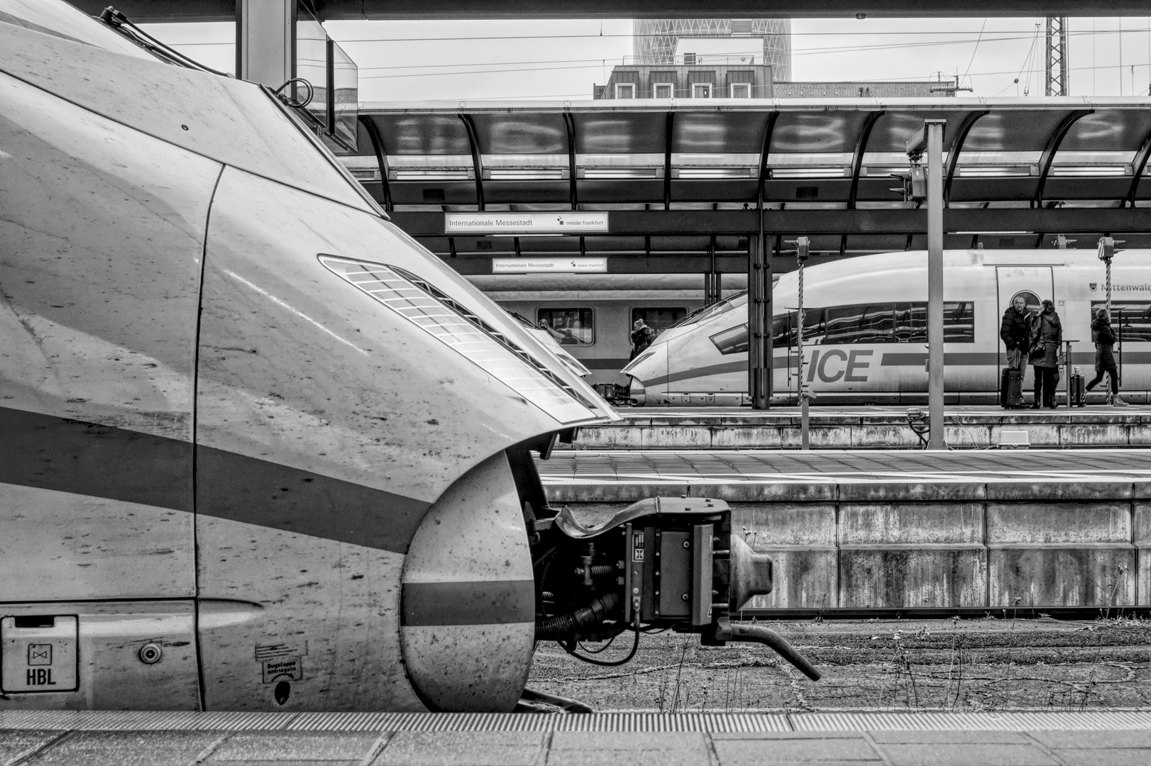 Gefräßiges Maul (ICE im Bahnhof Frankfurt am Main)