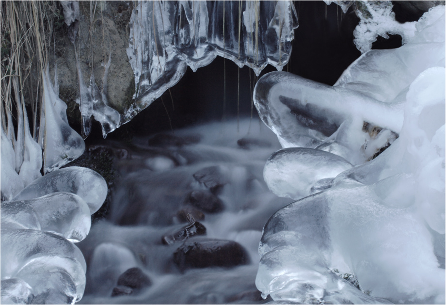 gefrierender Wasserlauf