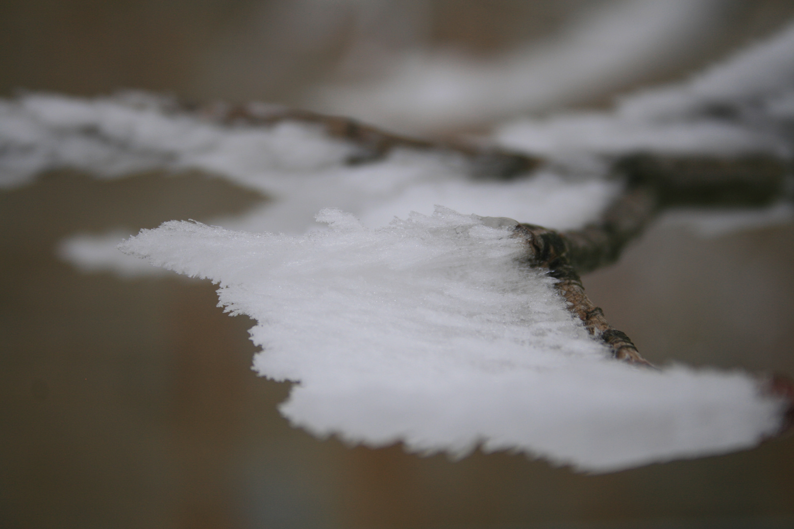 Gefrohrener Schnee in Windrichtung