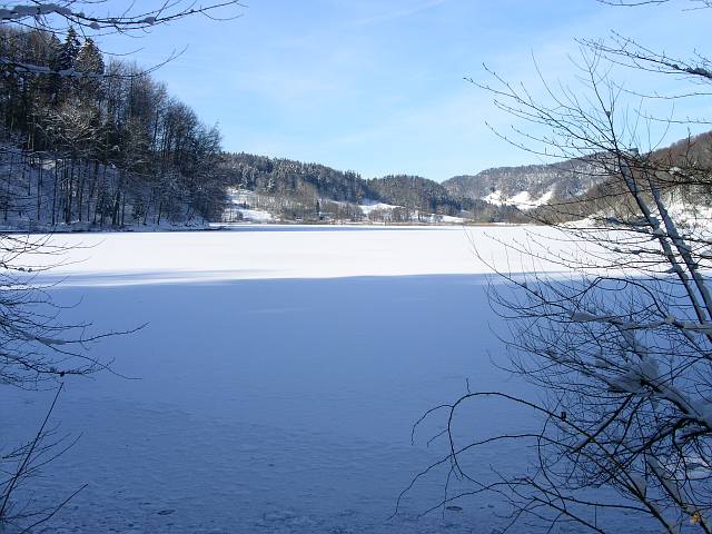 Gefrohrener See in der Schweiz