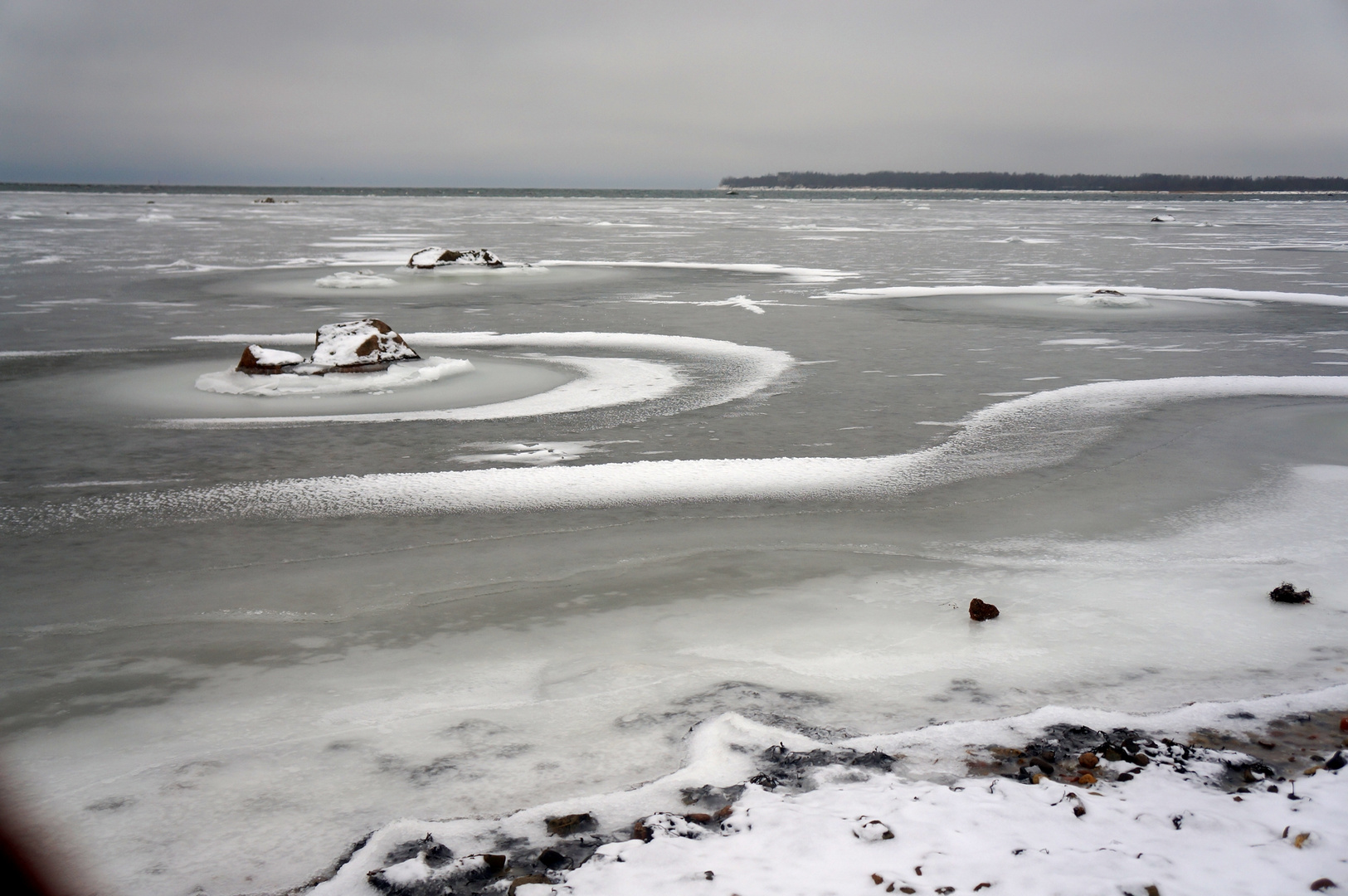 gefrorene Steinkreise in der Ostsee