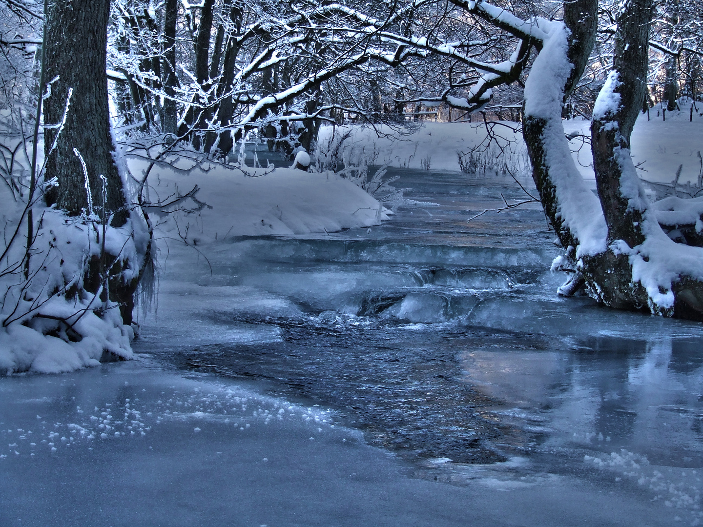 gefrorene Wellen eines Bachlaufs im winterlichen Sauerland...