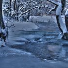 gefrorene Wellen eines Bachlaufs im winterlichen Sauerland...