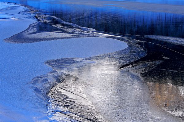 Gefrorener Bergsee. - Lac de montagne gelé.