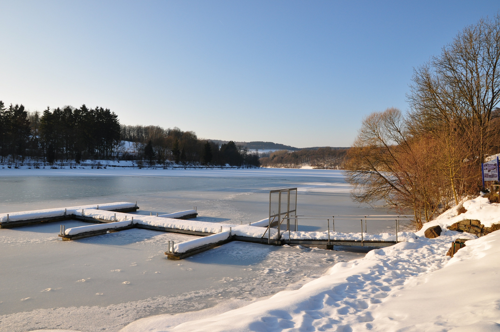 Gefrorener Biggesee in Olpe - Biggesee congelado en Olpe