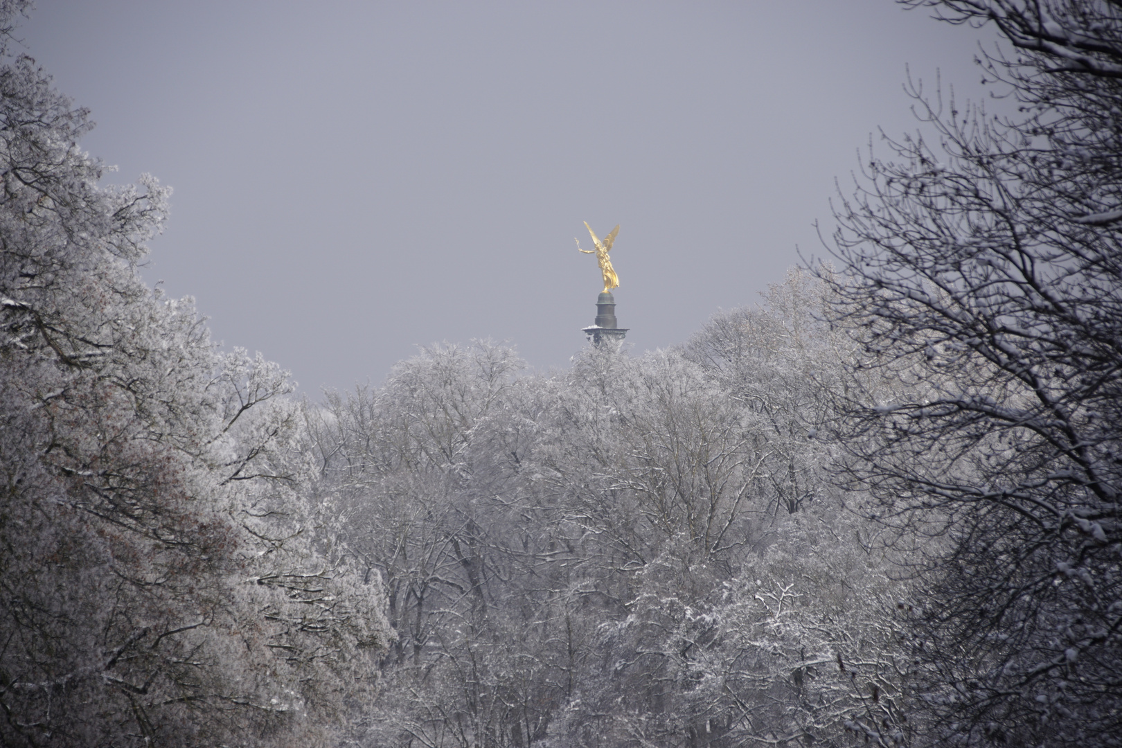 Gefrorener Friedensengel in München