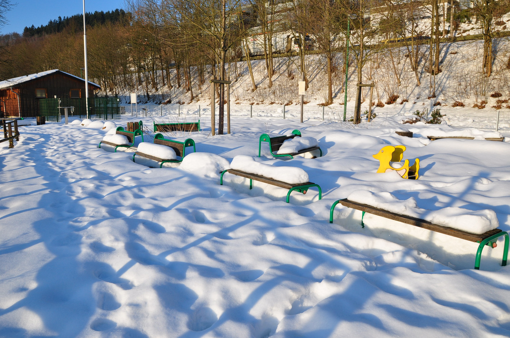 Gefrorener Kinderspielplatz am Bigge- Paque de juegos infantil congelado a orillas del Bigge