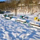 Gefrorener Kinderspielplatz am Bigge- Paque de juegos infantil congelado a orillas del Bigge