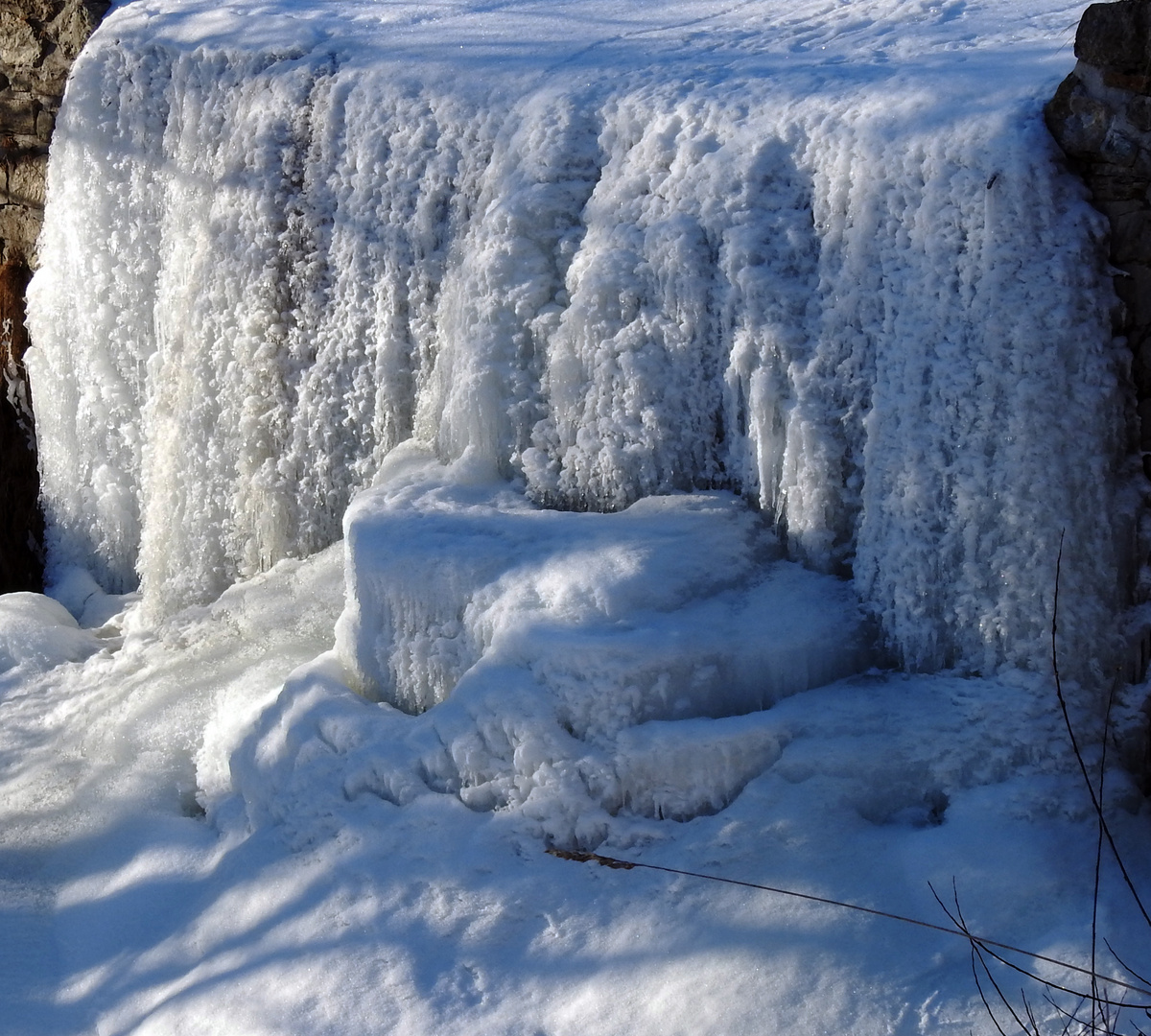 gefrorener kleiner wasserfall 