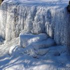 gefrorener kleiner wasserfall 