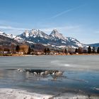 Gefrorener Lauerzersee mit den Mythen im Hintergrund.