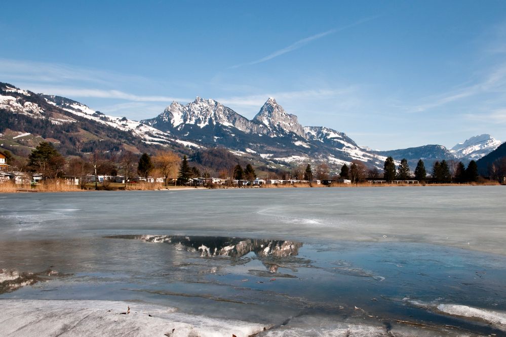 Gefrorener Lauerzersee mit den Mythen im Hintergrund.