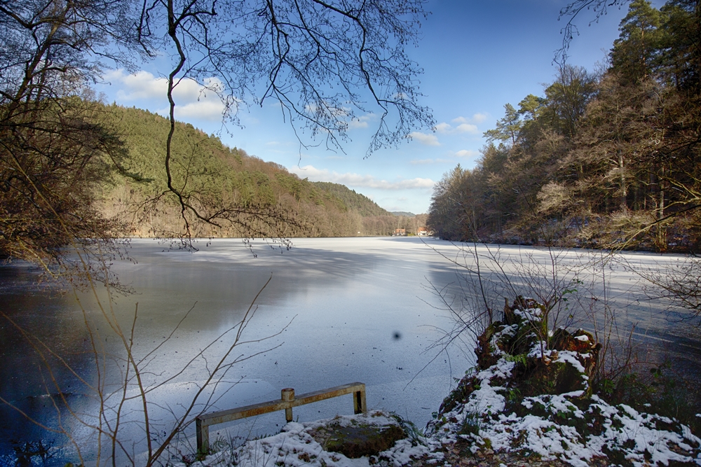 Gefrorener See an einem sonnigen Wintertag