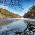 Gefrorener See an einem sonnigen Wintertag