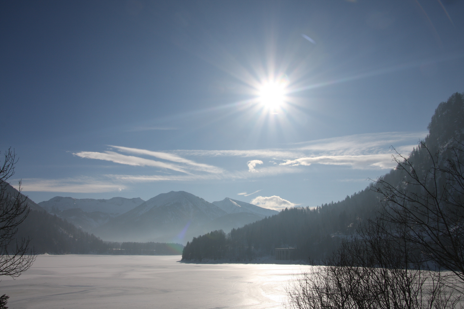 gefrorener Sylvensteinsee in strahlender Sonne